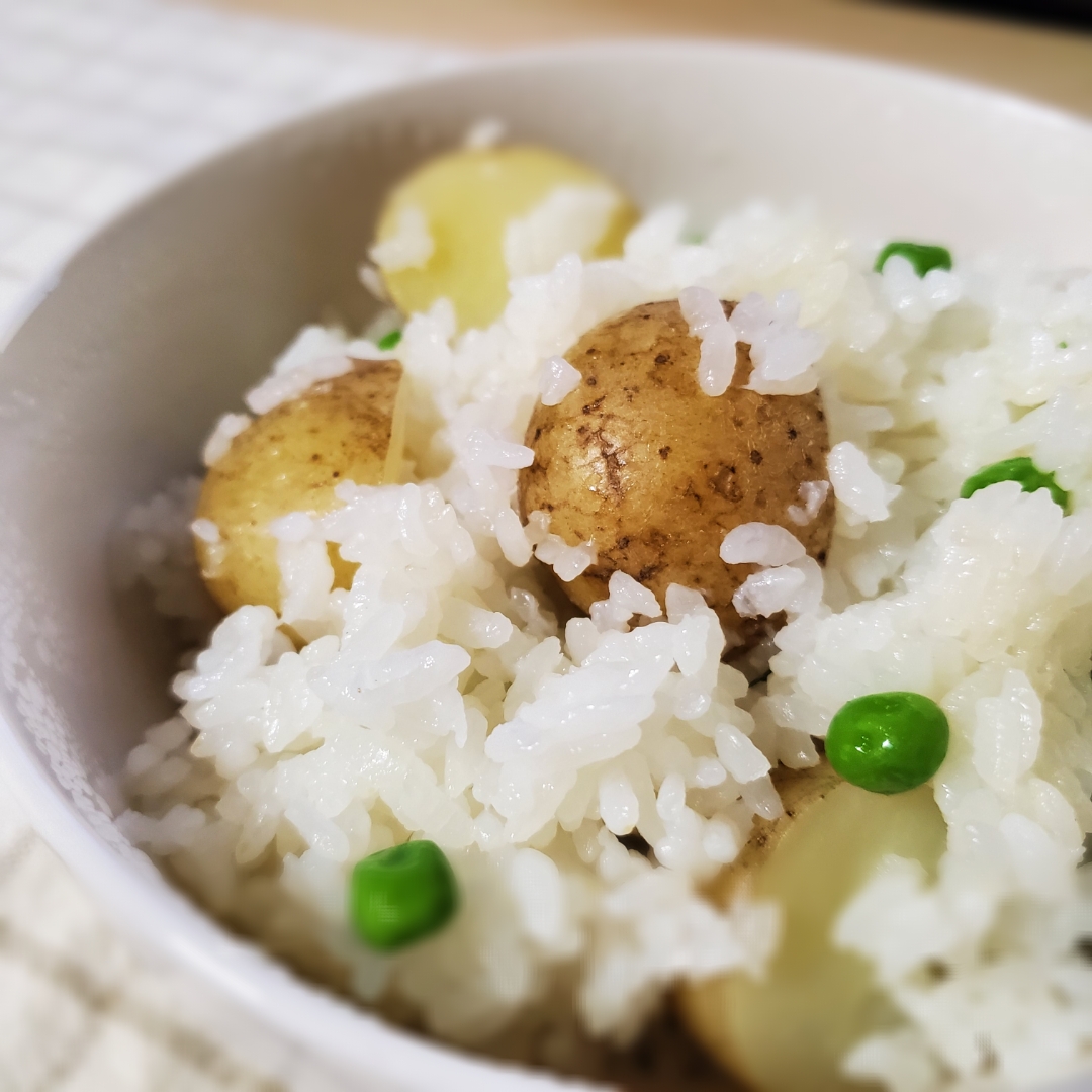 ヨッチャンさんの料理新じゃがご飯 シンプル塩味でもっちりおいしい 新じゃがの皮の香りがたまらない今年もやりました を 初めて作りました みるくここあ Snapdish スナップディッシュ Id Ksgxwa