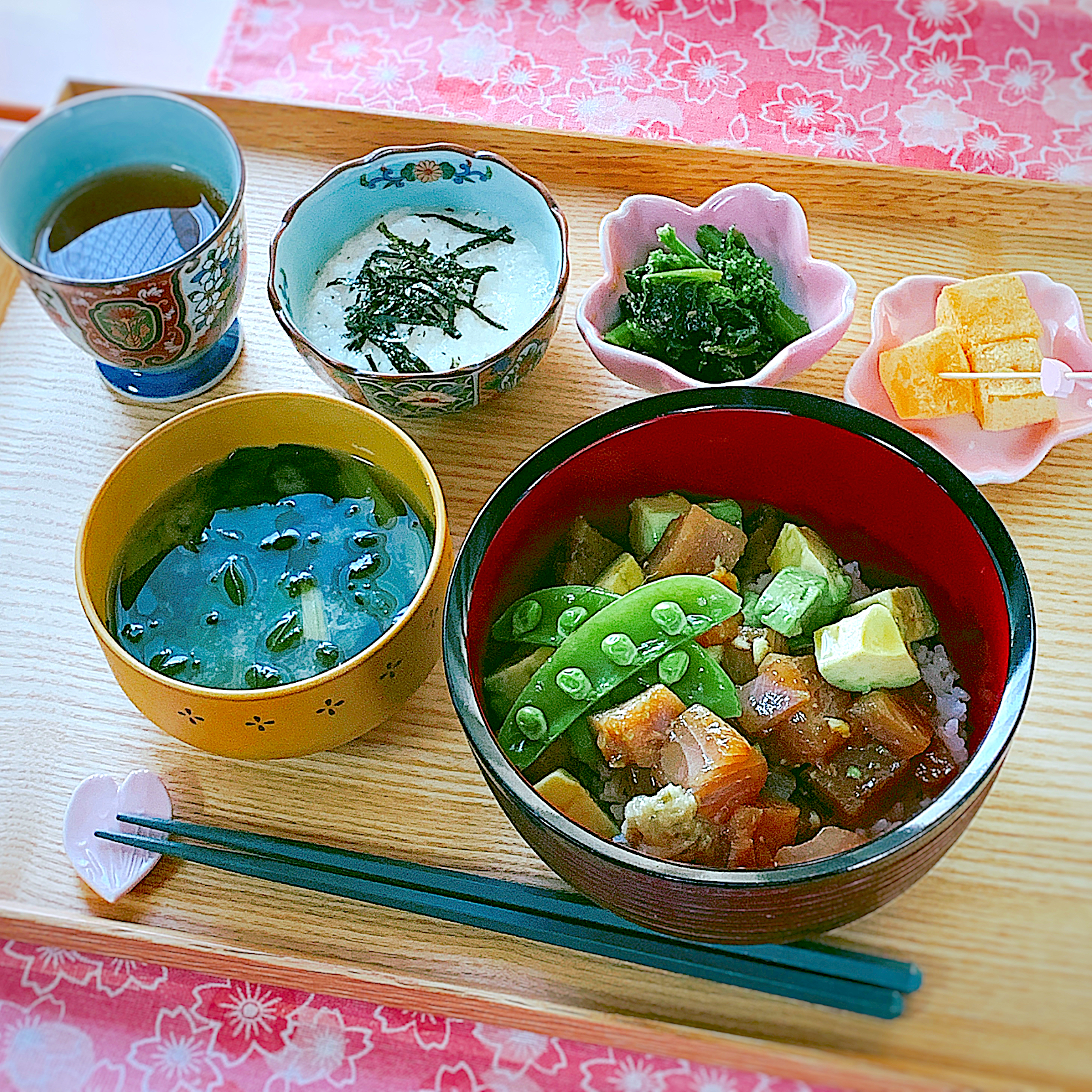 菜の花の胡麻和え アボカドとマグロの漬け丼 江戸菜とワカメの味噌汁 とろろ アスママ Snapdish スナップディッシュ Id Xbna