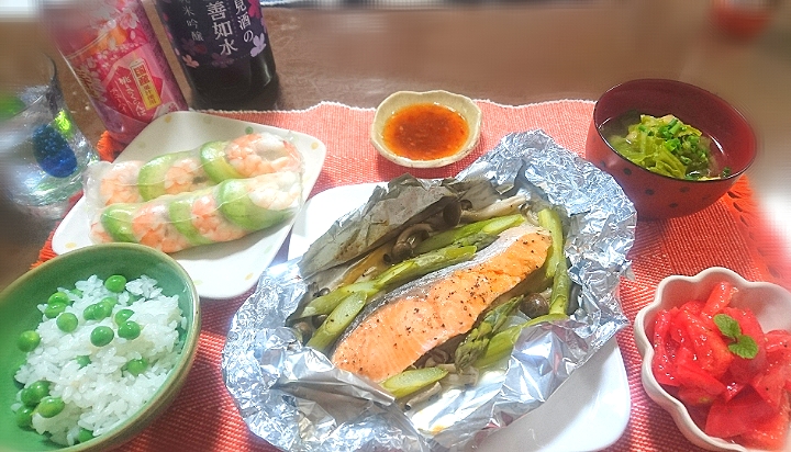 一汁三菜の 夕食❇️

 鮭のホイル焼き
 エビ🦐とアボガド🥑の生春巻
 トマト🍅のマリネ
 豆ご飯🍚
 春キャベツの味噌汁