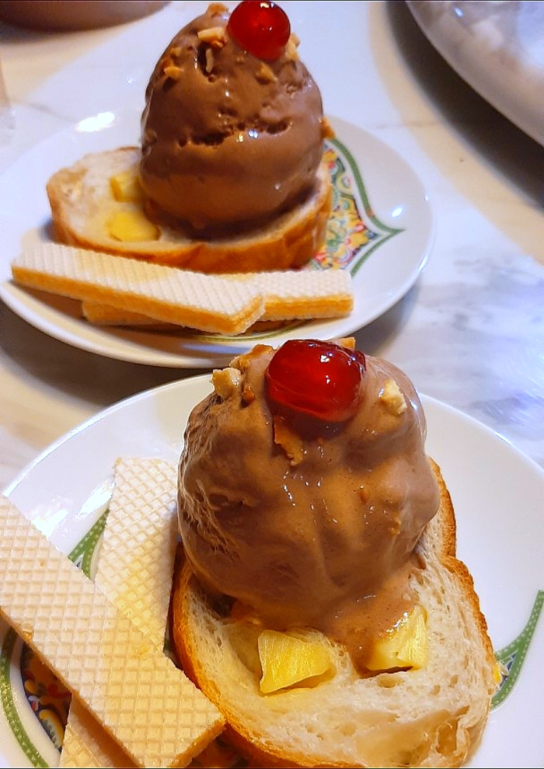🍦Chocolate icecream with cheese bread & cheese waffles..