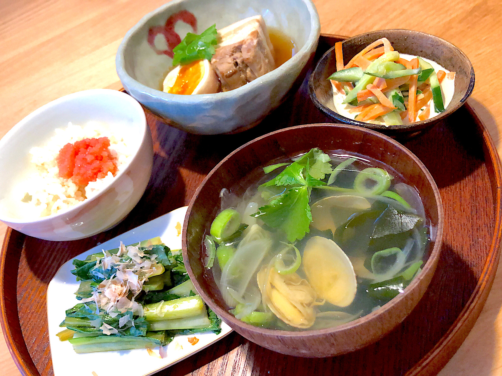 あさりのすまし汁 豚バラの角煮 小松菜お浸し きゅうりとにんじんのサラダ 明太子ごはん Haruka Snapdish スナップディッシュ Id 4k441a