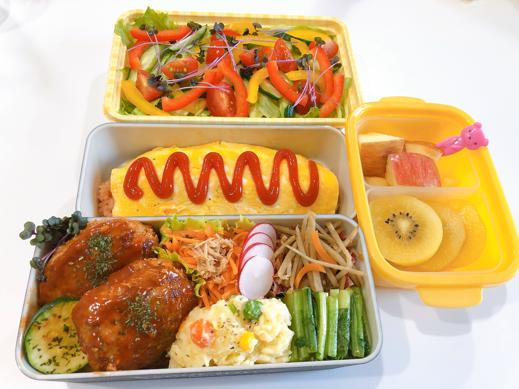 旦那さんへのお弁当 オムライス ハンバーグ ポテトサラダ にんじんのツナ和え きんぴらごぼう カブの葉のわさび和え サラダ フルーツ Yuri Snapdish スナップディッシュ Id J1zwsa