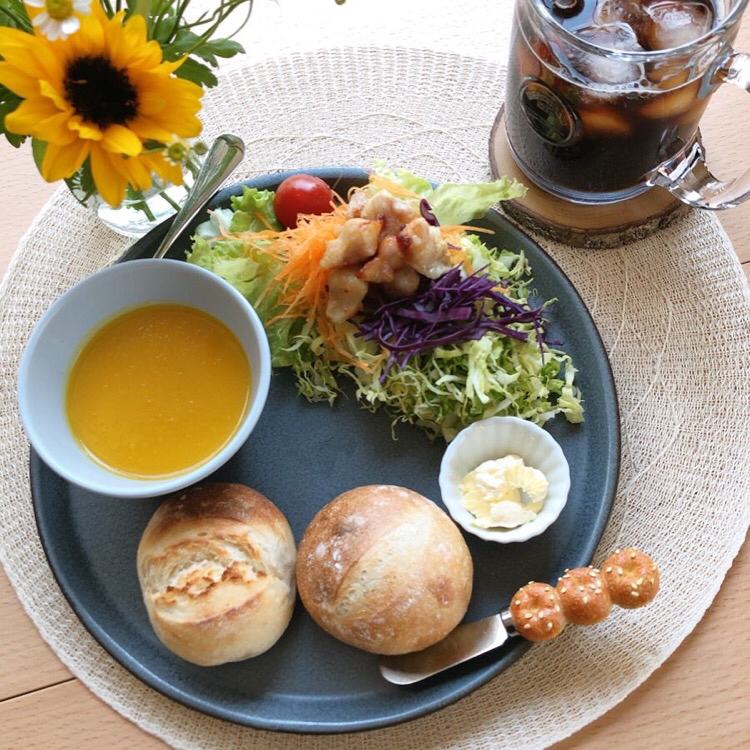 4 26ワンプレートランチ 焼きたてミルクパン ナチュールパンとぼんじりグリーンサラダかぼちゃスープ添え Makins Snapdish スナップディッシュ Id Yamzpa