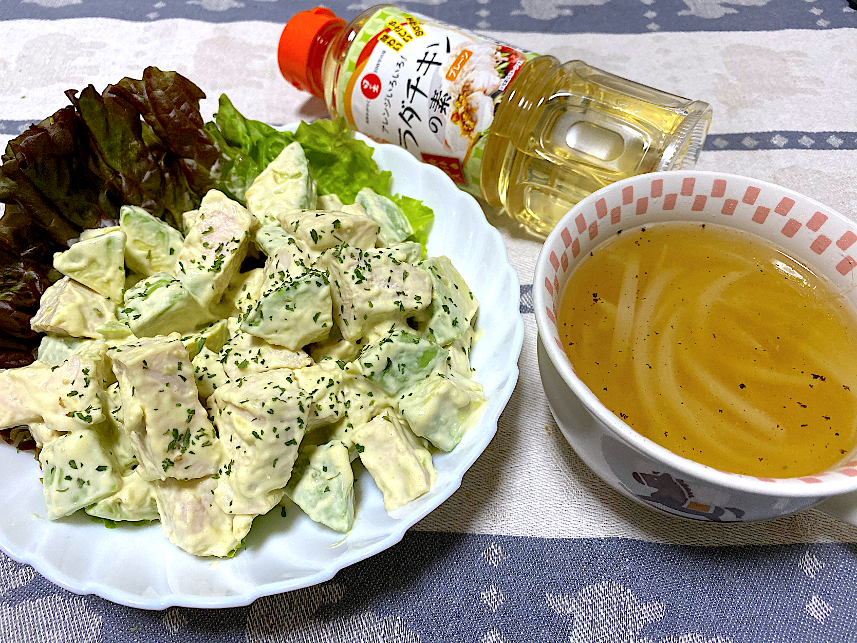 自家製サラダチキンとアボカドの山葵マヨネーズ和えと、マリネ液で作ったチキンスープ
