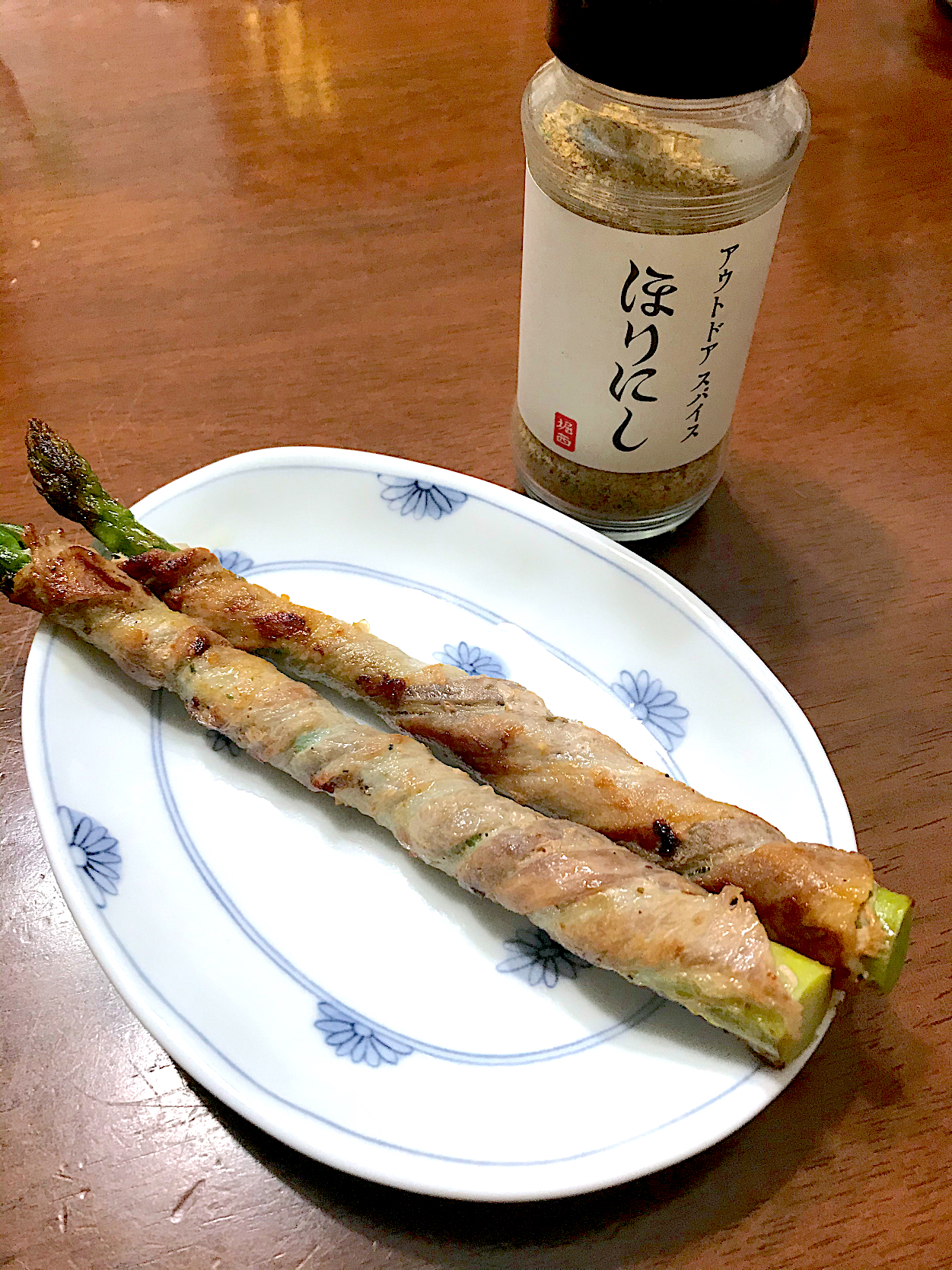 アスパラの肉巻き サッと茹でたアスパラに豚バラを巻いて焼きました 味つけはアウトドアスパイスほりにし Hide Snapdish スナップディッシュ Id Dnmm1a