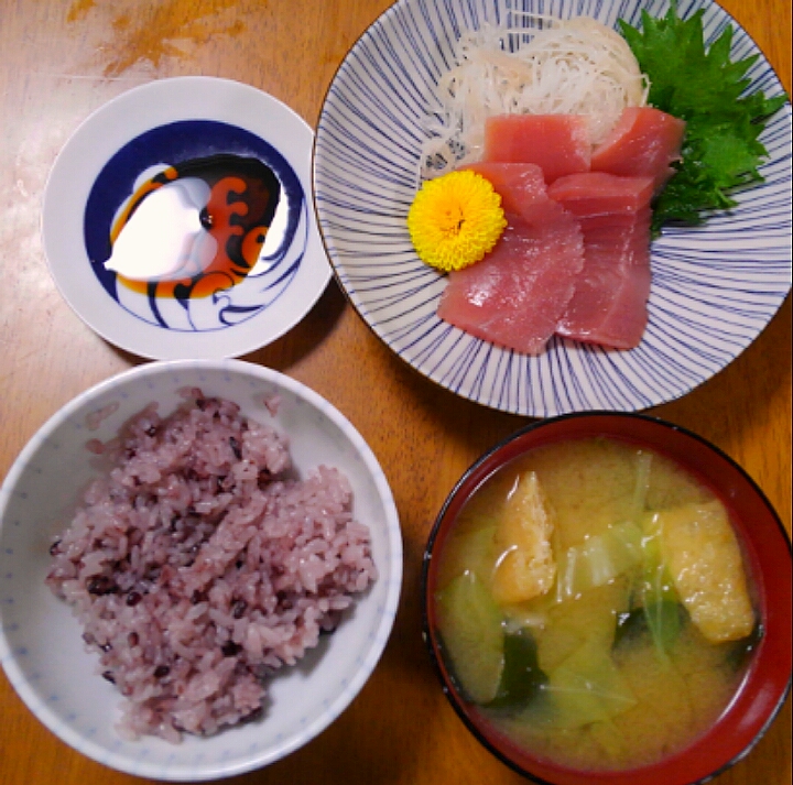 月日 鮪のお刺身 キャベツとわかめと油揚げのお味噌汁 いもこ Snapdish スナップディッシュ Id Sa0cha