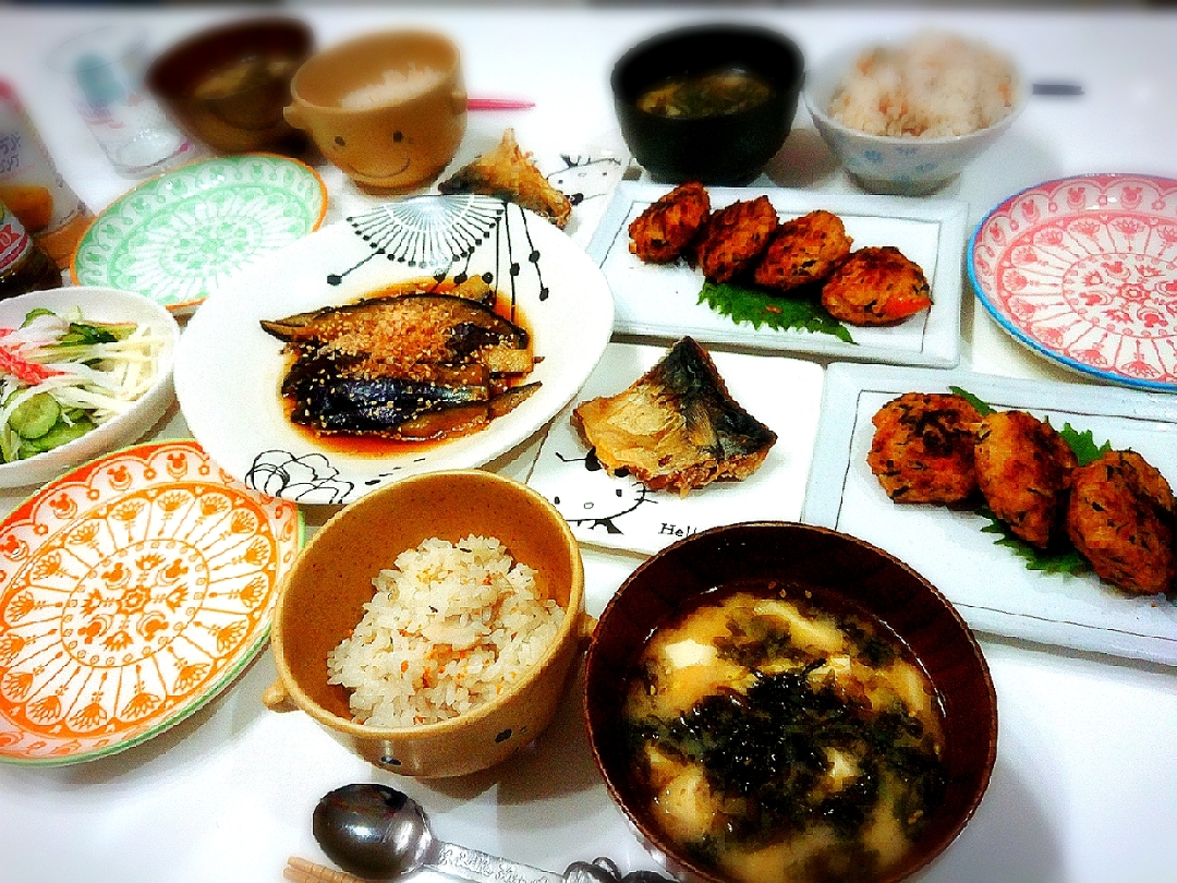 夕食ー アワビとウニの炊き込みご飯 ひじきハンバーグ 鯖唐揚げ ナスの煮浸し きゅうりとカニカマとさけるチーズサラダ お味噌汁 豆腐 油揚げ 海苔フレーク プリン Snapdish スナップディッシュ Id 0bdjga