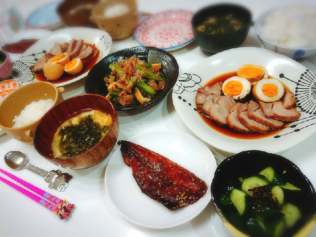 夕食ー 煮豚 卵煮 あじみりん焼き 小松菜と豚こまと油揚げ炒め きゅうりの浅漬け お味噌汁 しらす 豆腐 卵 プリン Snapdish スナップディッシュ Id E0tvya