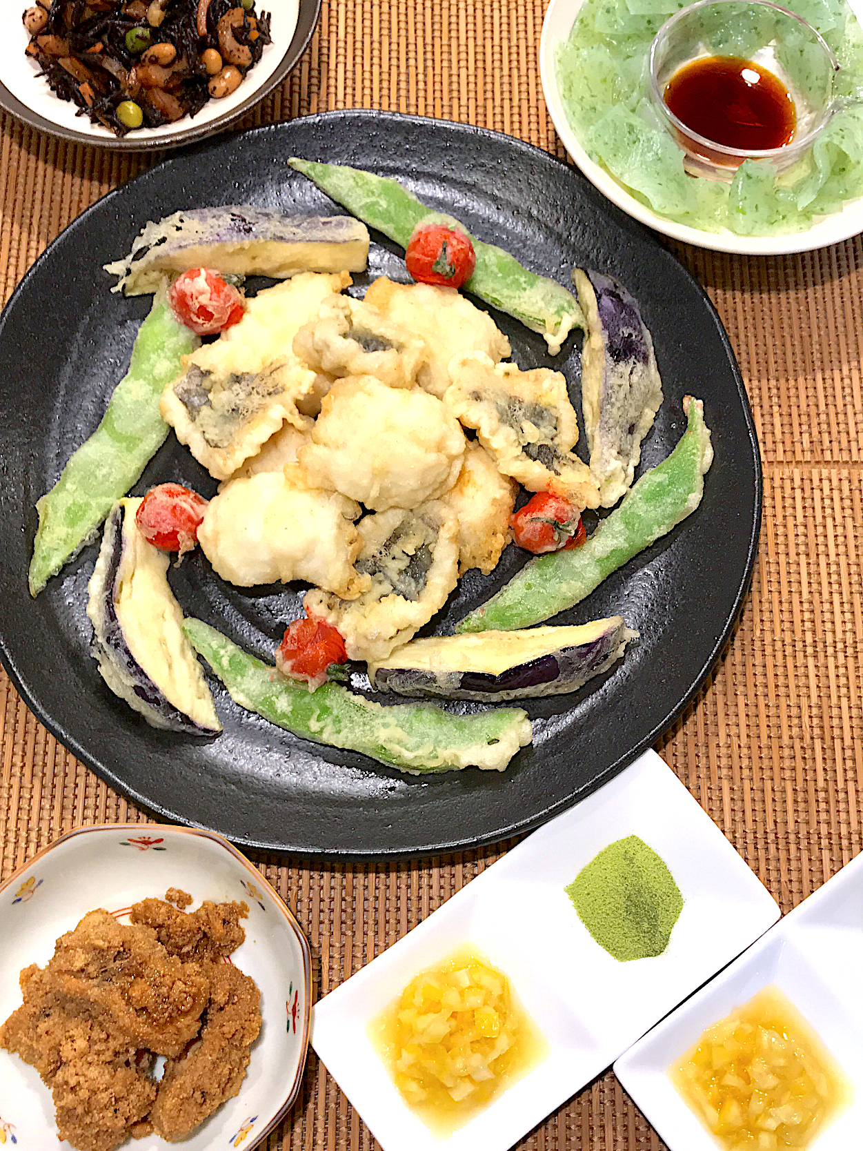 抹茶塩と塩レモンでいただく夏野菜とハモの天ぷら 鰆の子のうま煮 ヒジキの煮物 さしみこんにゃく Yukinnko Snapdish スナップディッシュ Id 00yuha