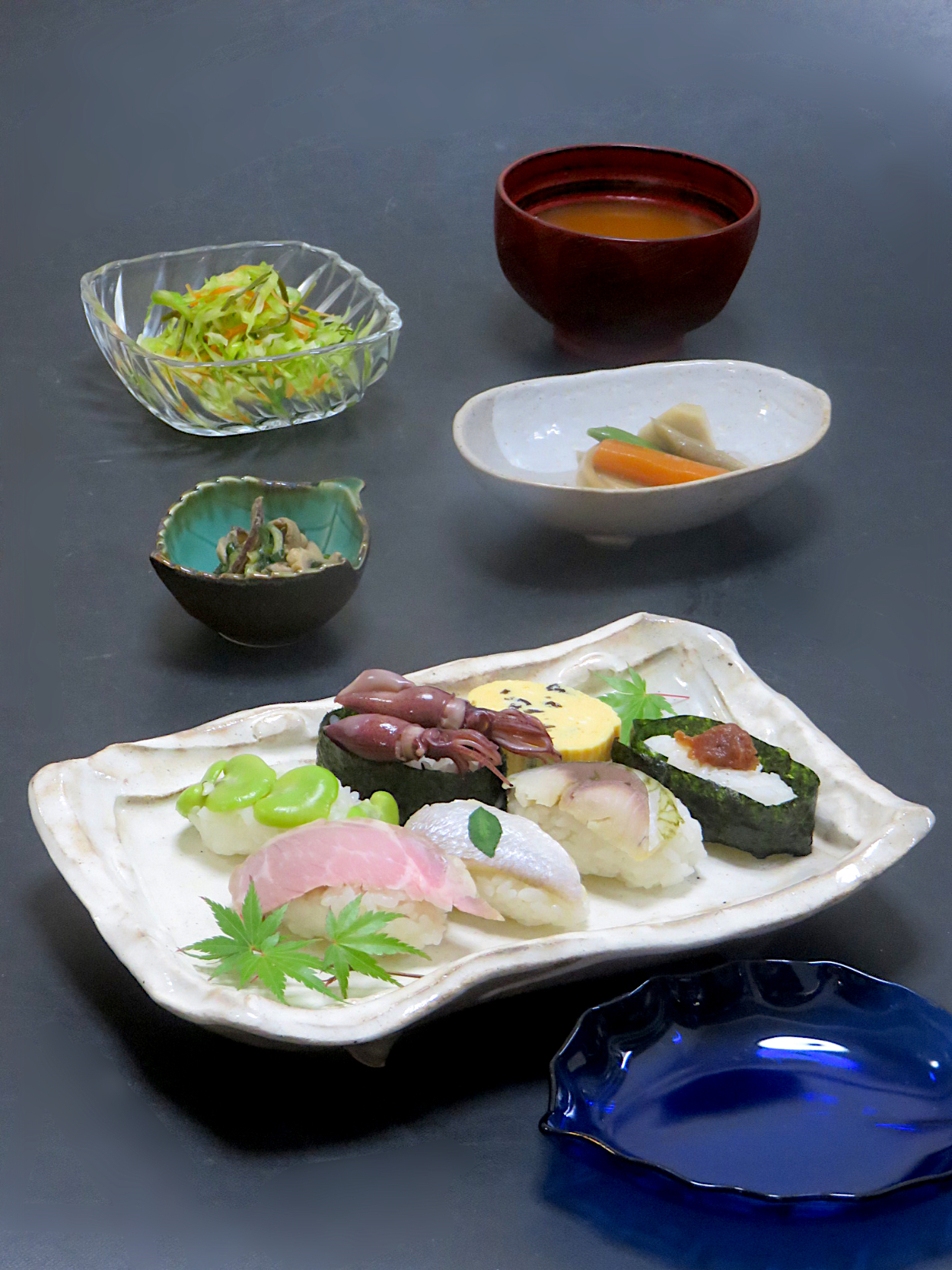今晩は、福寿司（小鯛、白板しめ鯖、自家製ハム、空豆、蛍烏賊、玉子、梅肉）、あいまぜ、お煮しめ、甘藍あっさり漬け、わかめの味噌汁