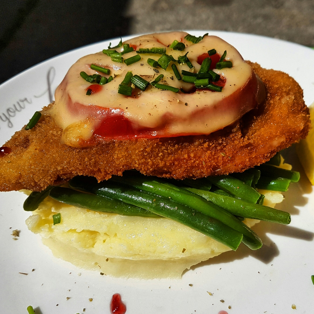 Eat breakfast like a king, lunch like a prince and dinner like a pauper. 👩‍🍳
For lunch I made crispy chicken breast with tomato and swiss cheese, fine beans a