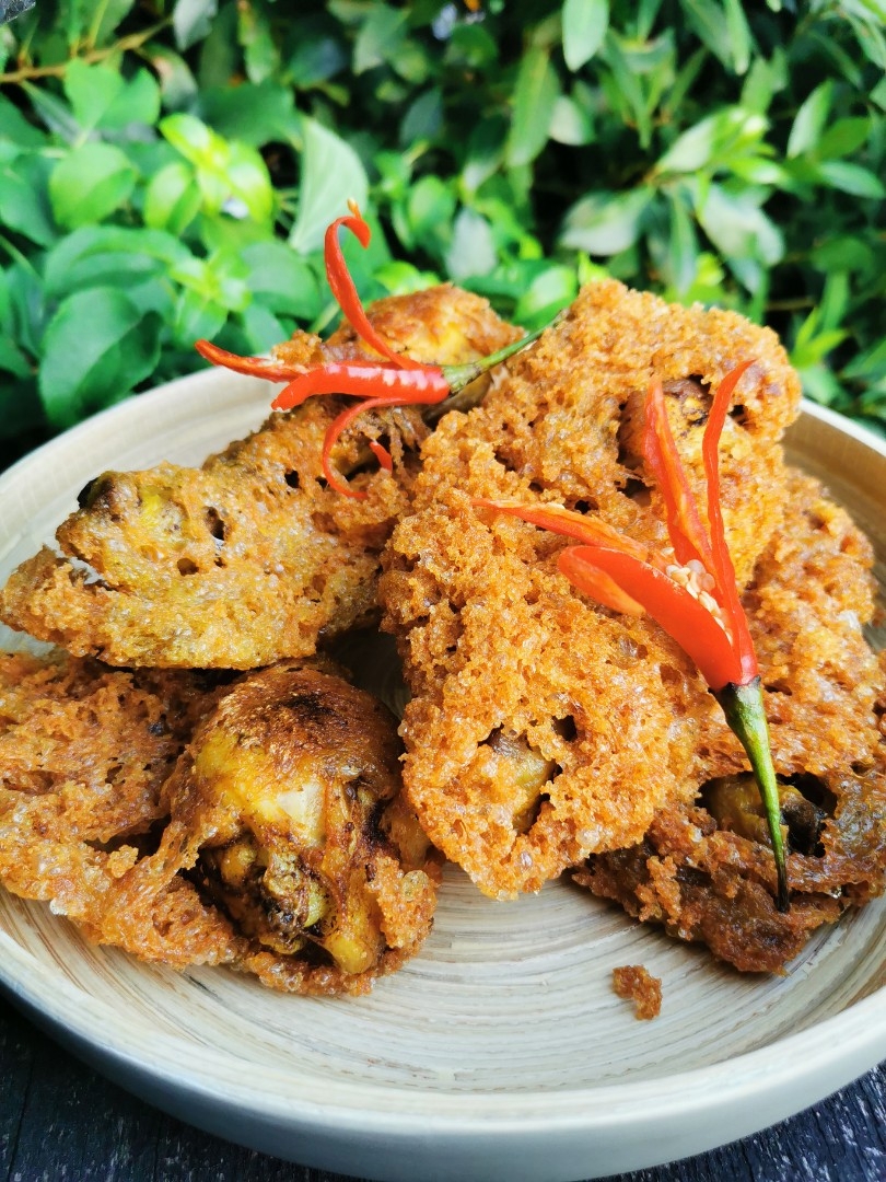 Ayam goreng kremes (Idonesian fried chicken with crunchy bits)