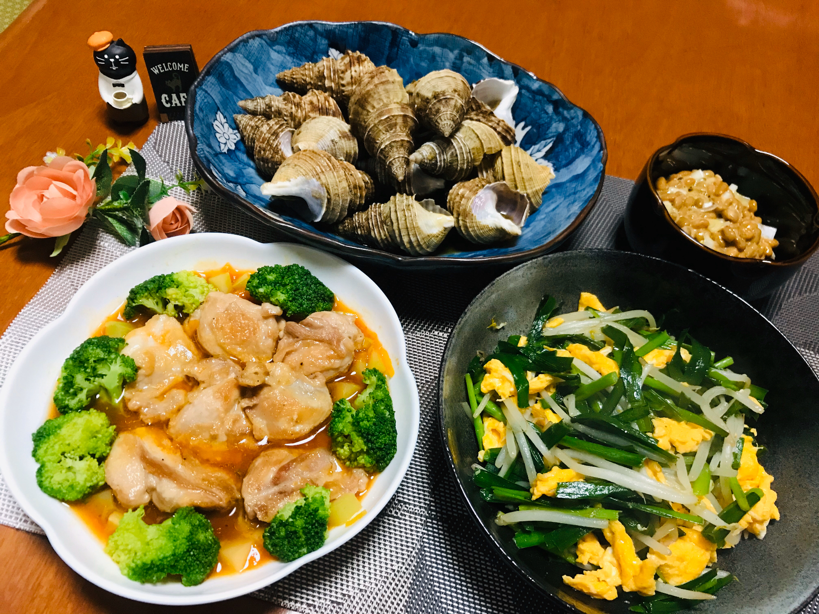 buhizouさんの料理 若鶏グリル、ガーリックトマトソース🧄🍅とつぶ貝の煮つけとニラともやしの卵炒めと納豆