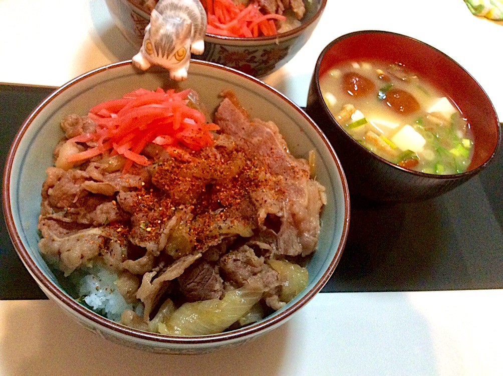 吉野家風の味付けにした牛丼と 豆腐となめこのお味噌汁ネギは九条ネギで Takeshi Nagaki Snapdish スナップディッシュ Id Vg9hya