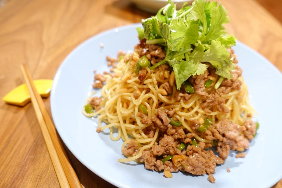 パクチー盛り盛り 豚ひき肉と青唐辛子のタイ風焼きそば 入月陽平 Snapdish スナップディッシュ Id Maklqa