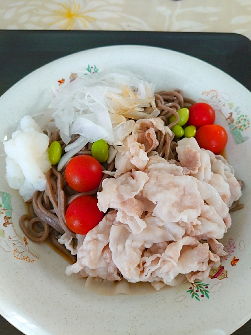 冷たいお蕎麦にさらし玉ねぎと豚しゃぶ肉をのせて おろしと ふみりん Snapdish スナップディッシュ Id Cost0a