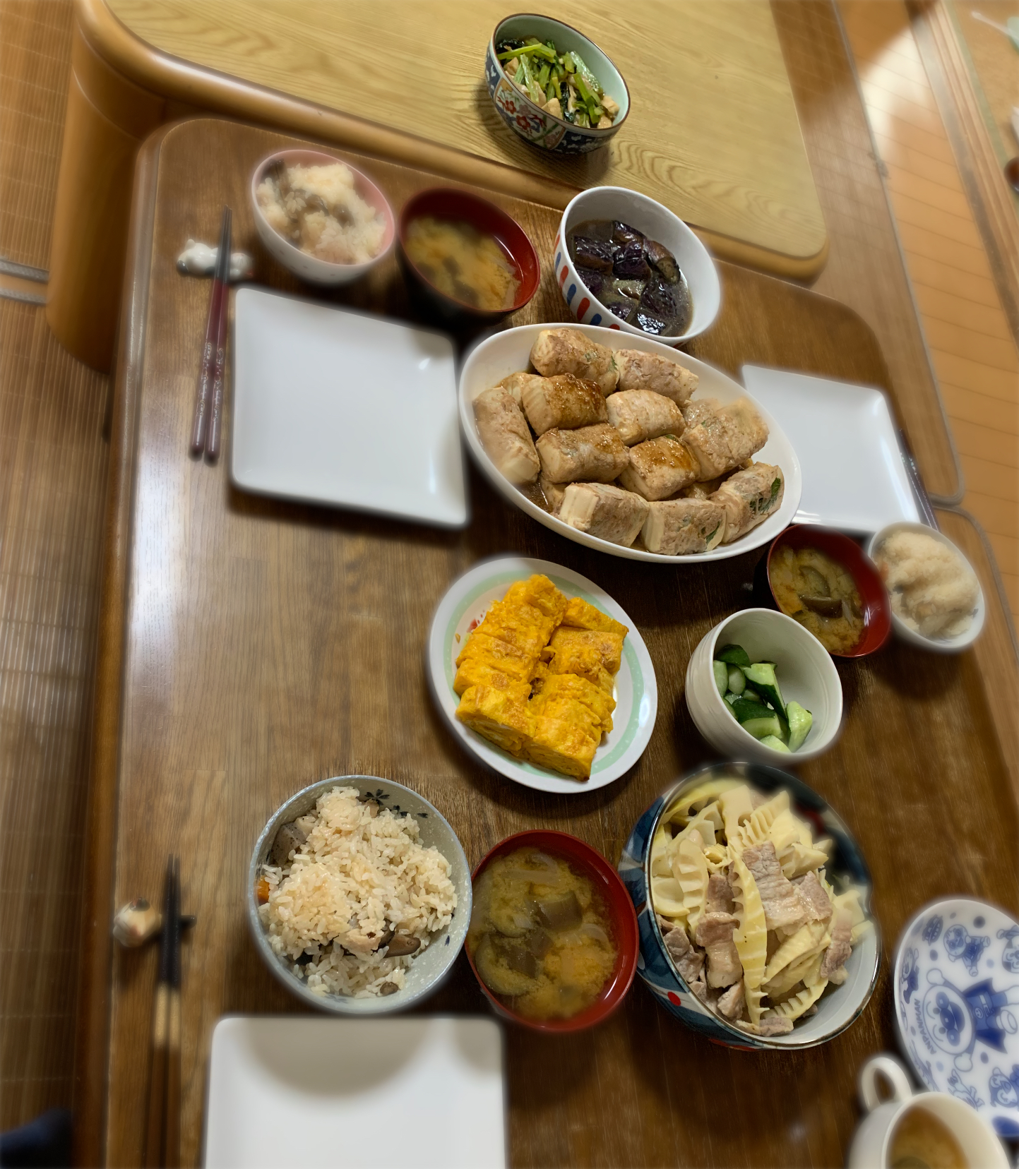 豆腐の大葉豚肉巻き 破竹と豚肉の炒め物 胡瓜の浅漬け 卵焼き 茄子の煮浸し 小松菜と舞茸の炒め煮 味噌汁 残り物の筑前煮で炊き込みご飯 ちびろ菌 Snapdish スナップディッシュ Id 1tejsa