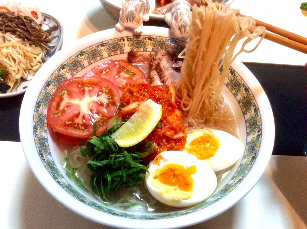 風が強くて暑い日でしたね今日は自宅で冷麺に手作りチャーシューとキムチ トマト シソの葉 ゆで卵を乗せてスーパーで買ってきたナムルと一緒に Takeshi Nagaki Snapdish スナップディッシュ Id Qnhtua