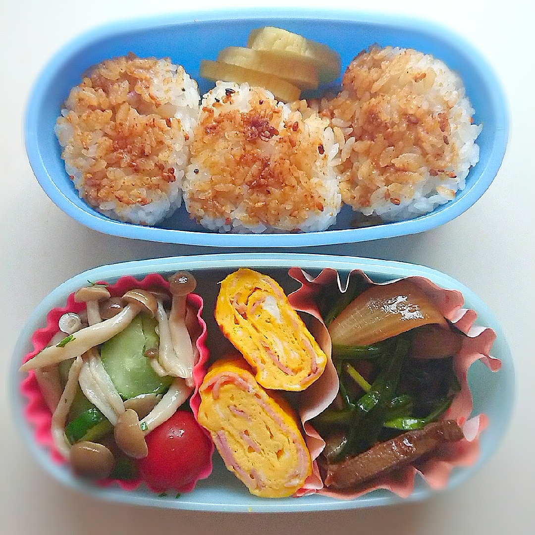 夫 お弁当 レバニラ ベーコン卵焼き しめじのマリネとキュウリ ゴマ醤油焼おにぎり まめころ Snapdish スナップディッシュ Id 5gsc9a