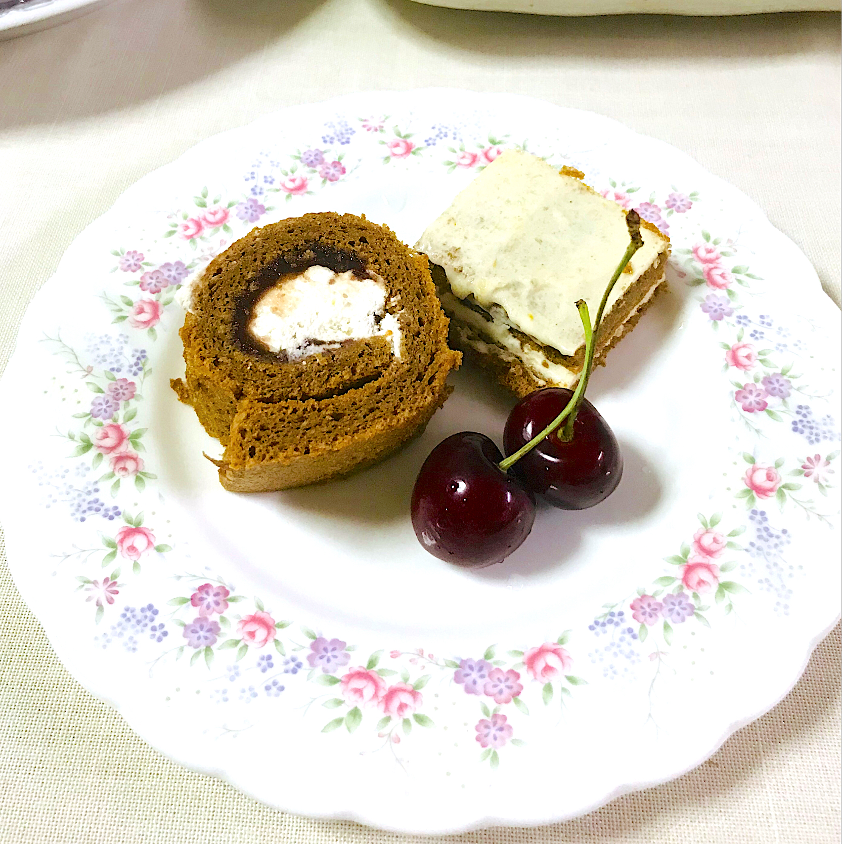 きな粉生地をつかったケーキ ロールケーキと四角いケーキどちらも同じ生地ですが ロールケーキは あんこと生クリームです お稽古の内容を少しアレンジしました Poohケイコ Snapdish スナップディッシュ Id Vvcuha