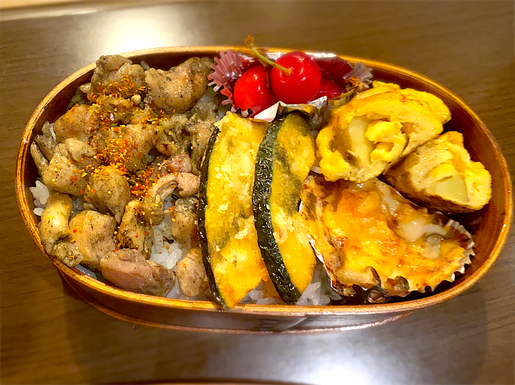 お弁当 鶏炭火焼 カボチャの天ぷら 抹茶塩 マカロニグラタン ポテト入りオムレツ さくらんぼ Ch K O Snapdish スナップディッシュ Id Zf8lma