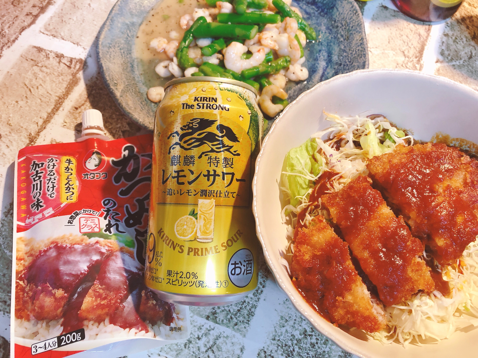 今夜のアテは エビとアスパラの理研のうま塩ドレッシング炒めと加古川名物かつ飯見た目はボリューミーでも お米は極少でキャベツ多め豚カツにかつめしのタレをぶっかけて完了 海斗 Snapdish スナップディッシュ Id G4bdka