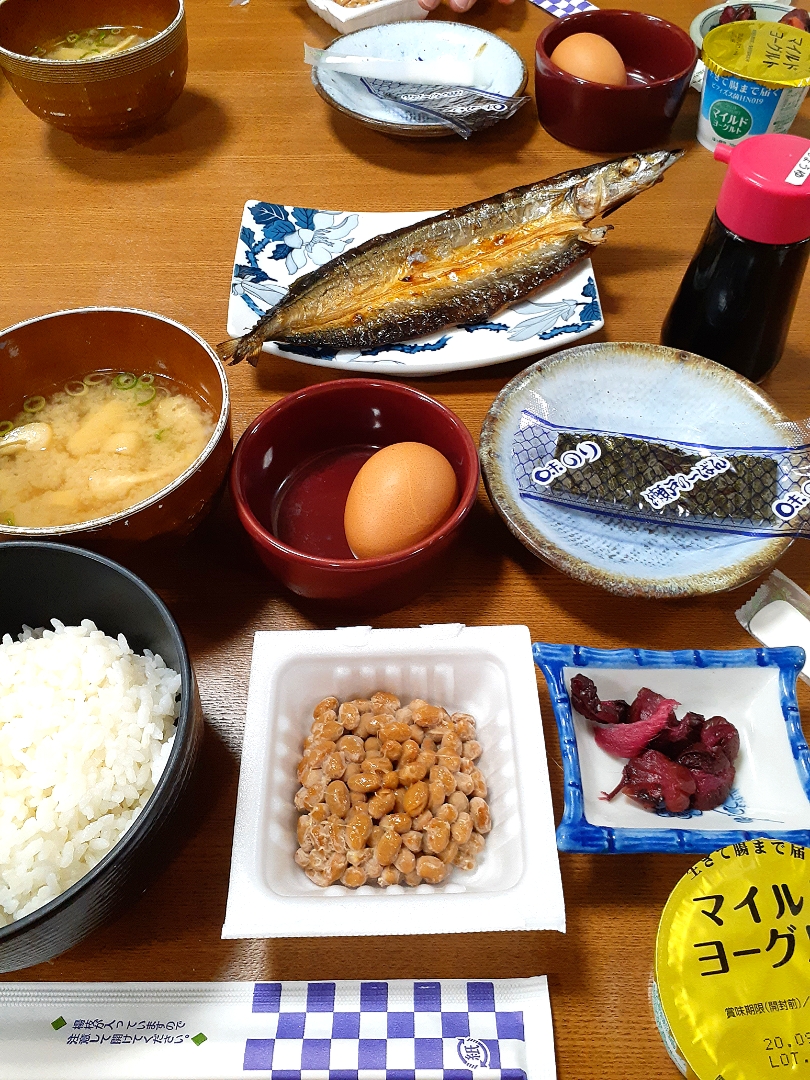 さんまの開き 納豆と生卵 玉葱とあげのお味噌汁 海苔 漬物 ヨーグルト 8 23民宿での朝食 Fumfum Snapdish スナップディッシュ Id 9cmzpa