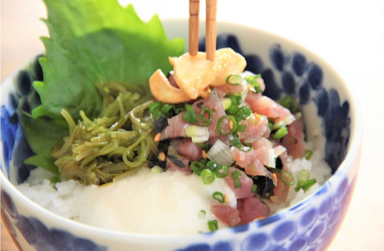 フライドガーリックが味の決めてマグロ丼 料理研究家指宿さゆり 料理研究家 指宿さゆり ﾚｼﾋﾟ制作専門ｽﾀｼﾞｵ 事務局ｽﾀｯﾌ運営 Snapdish スナップディッシュ Id Ud8qya