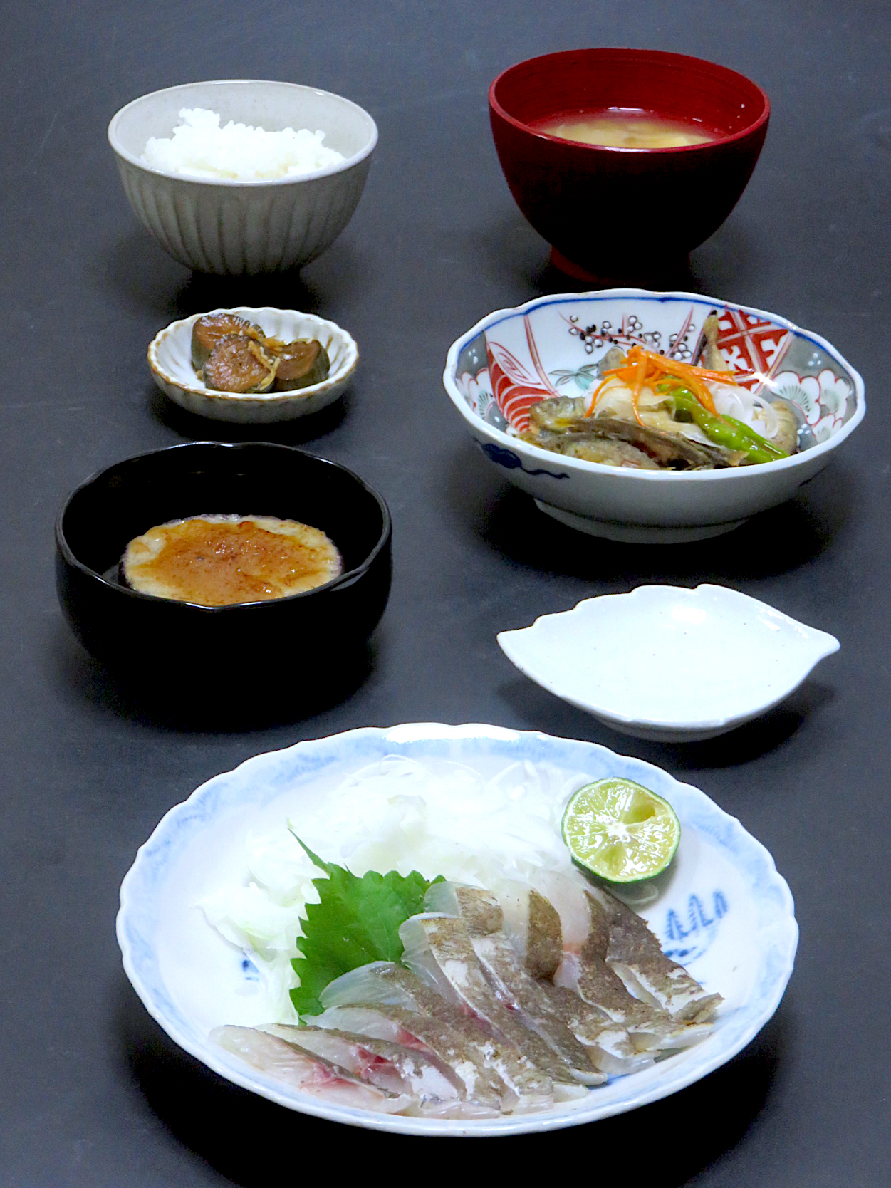 今晩は アイゴ焼き霜造り 田楽茄子 豆鯵南蛮漬け 胡瓜の漬物 豆腐と根菜と茸の味噌汁 ご飯 Akazawa3 Snapdish スナップディッシュ Id Tokwna