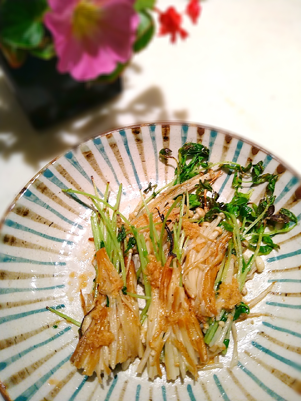 とだともさんの料理 えのきと豆苗の片栗粉焼き 生姜醤油 生姜ポン酢 まめころ Snapdish スナップディッシュ Id Sjehsa