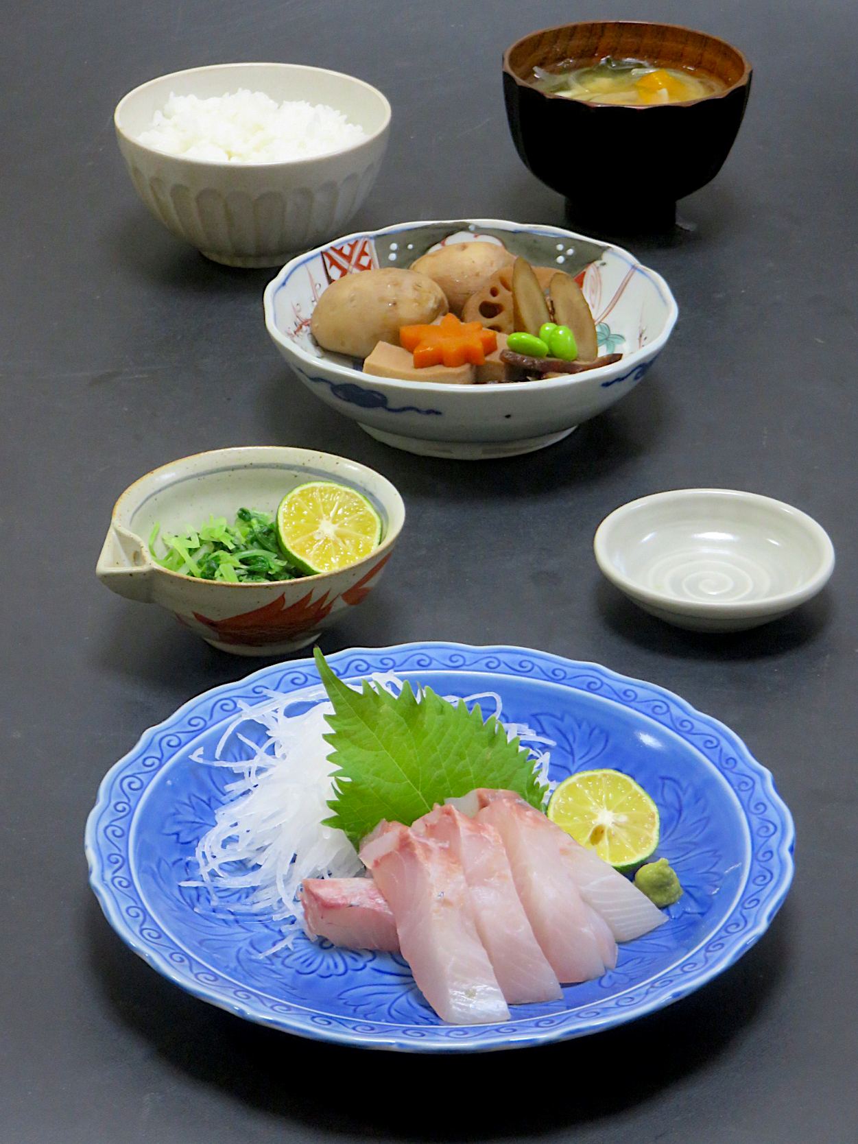 今晩は オキアジ造り 煮しめ 里芋 人参 牛蒡 蓮根 高野豆腐 枝豆間引き菜お浸し 南瓜と玉ねぎとわかめの味噌汁 ご飯 Akazawa3 Snapdish スナップディッシュ Id M1lhsa