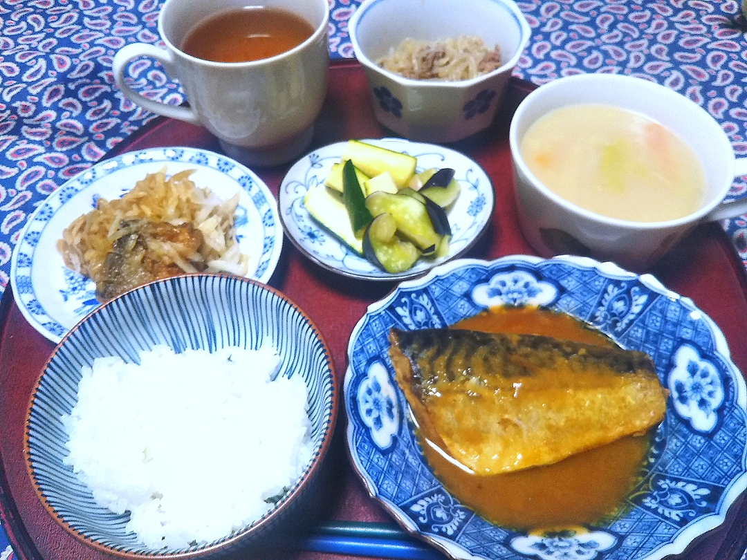 よねばーばの朝ごはん 鯖の味噌煮 中華スープ 糸こんにゃくとミンチのきんぴら ズッキーニの糠漬け 鯖と大根のサラダ Yoneばーば Snapdish スナップディッシュ Id Pogaga