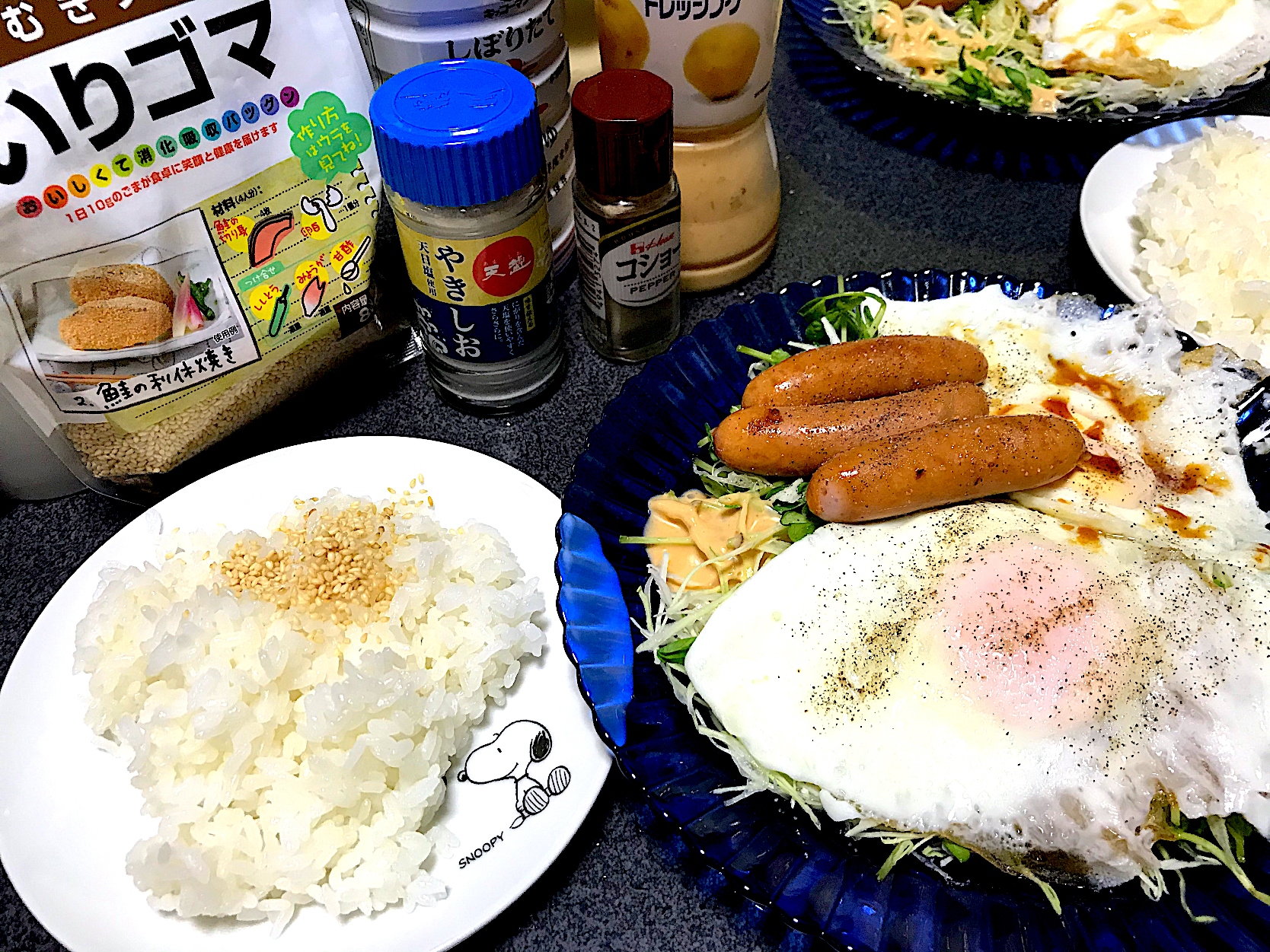 ヤッターー 目玉焼きが ターンオーバーじゃないやつ2個 のってるーー 朝食 昼飯 ライス 半分胡麻かけキャベツ豆苗サラダ 半分サウザン半分マヨウインナー 目玉焼き 塩コショウ 醤油 Ms903 Snapdish スナップディッシュ Id Wczjwa