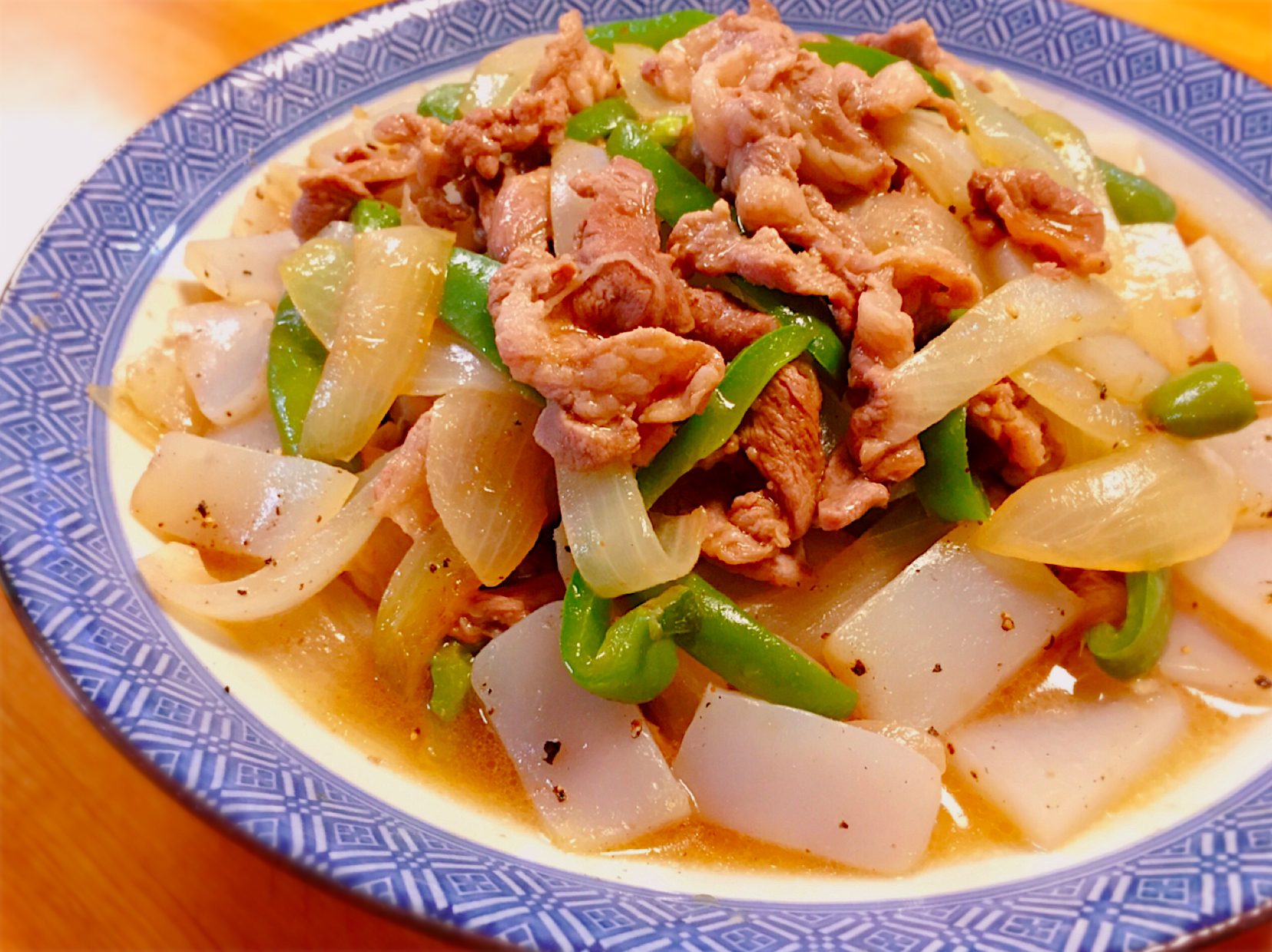 生ラム肉の野菜炒め 玉葱ピーマンこんにゃく入り焼肉のたれを掛けて頂きます Akko Snapdish スナップディッシュ Id Z0mtra