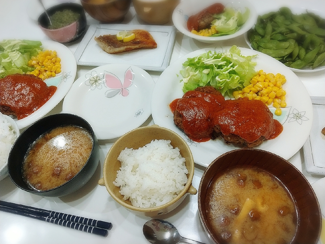 夕食 しいたけハンバーグ サラダ かんぱちローズバターソテー 山形だしきゅうり 枝豆 お味噌汁 なめこ 油揚げ プリン Snapdish スナップディッシュ Id Muhzna