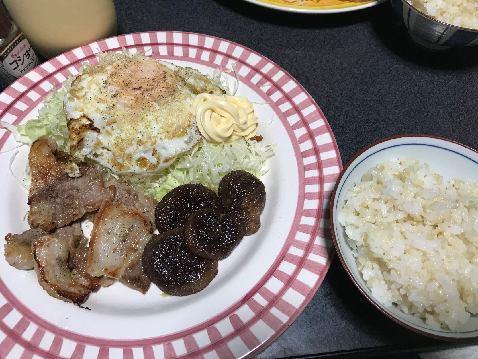 ヤッターー 目玉焼きが ターンオーバー 乗ってるーー 夕飯 玄米白米 ポーク椎茸塩焼き キャベツ 目玉焼き ターンオーバー Ms903 Snapdish スナップディッシュ Id Yokcga