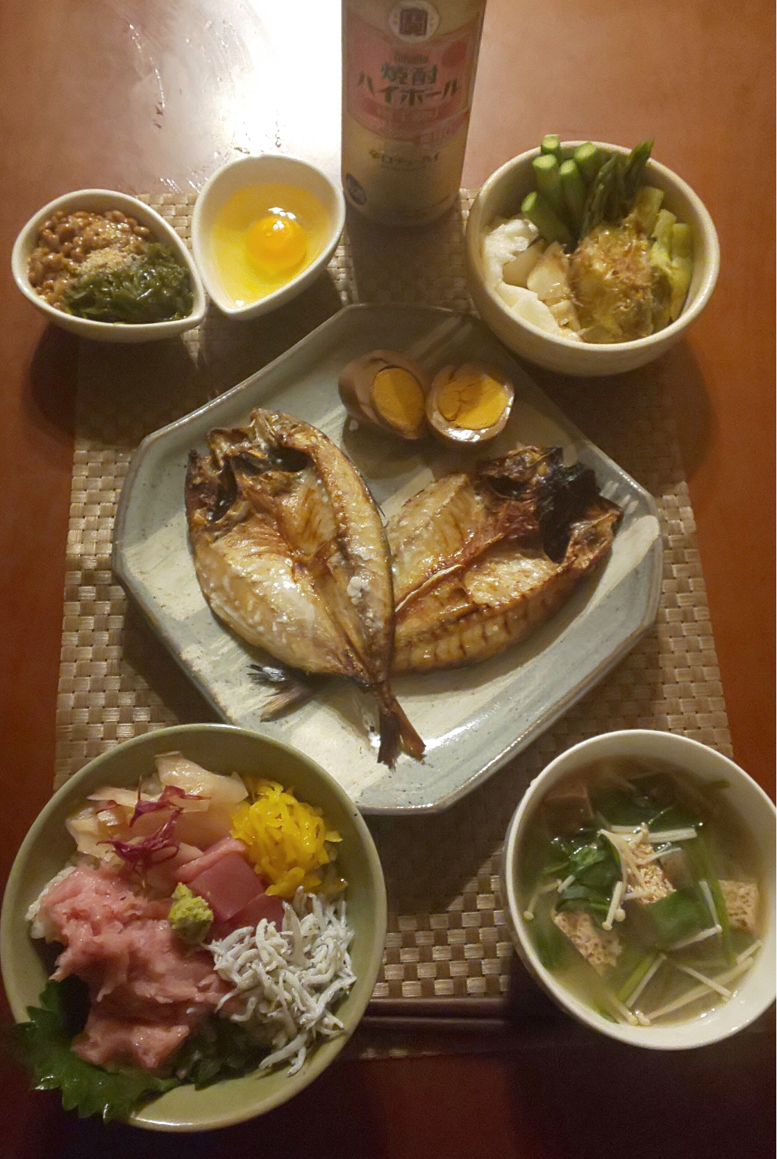 Today S Dinnerめかぶ納豆 生卵 長芋 焼き茄子 のぽん酢和え 鯵の干物焼き しみしみ煮卵 しらすと鮪丼 えのきとほうれん草 しみしみ厚揚げ こんにゃくのお味噌汁 Ami Snapdish スナップディッシュ Id Dvivva