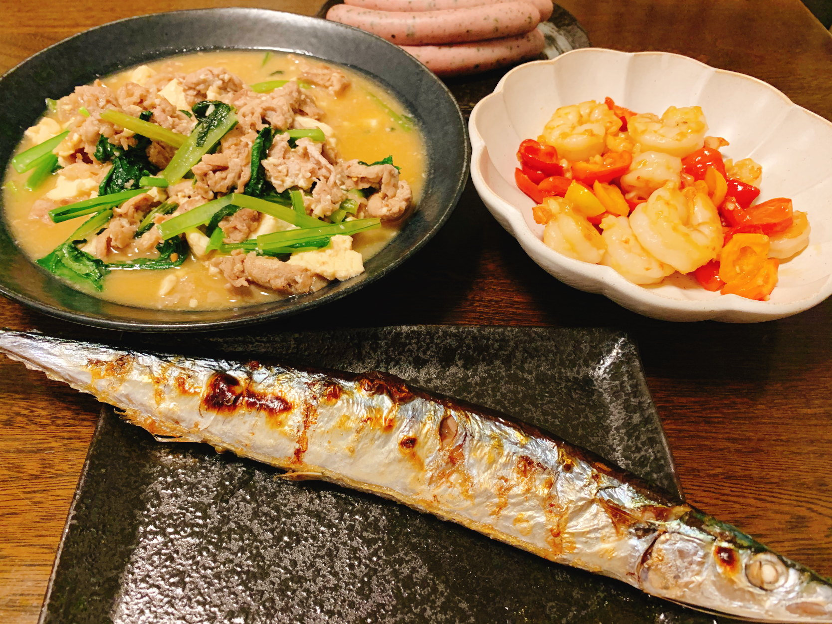 秋刀魚の塩焼き 豚と小松菜と豆腐の味噌炒め エビとパプリカのガーリック炒め シソ入りウインナー なちゃむ Snapdish スナップディッシュ Id Ebh91a