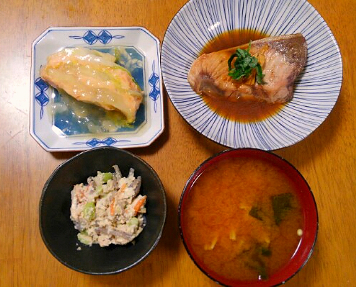 月日 ぶりの煮付け 白菜とえびしんじょの重ね蒸し 卯の花 えのきとわかめのお味噌汁 いもこ Snapdish スナップディッシュ Id Cohola