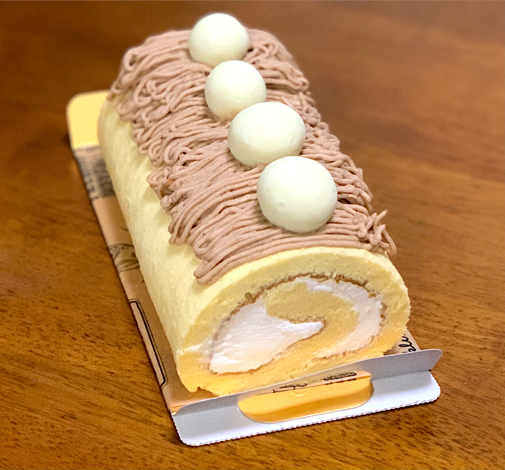 マロンペースト消費のために モンブランロールケーキ 上に乗ってるのはチョココーティングされたイチゴ 栗がなかった Saki Snapdish スナップディッシュ Id Kyl8ma