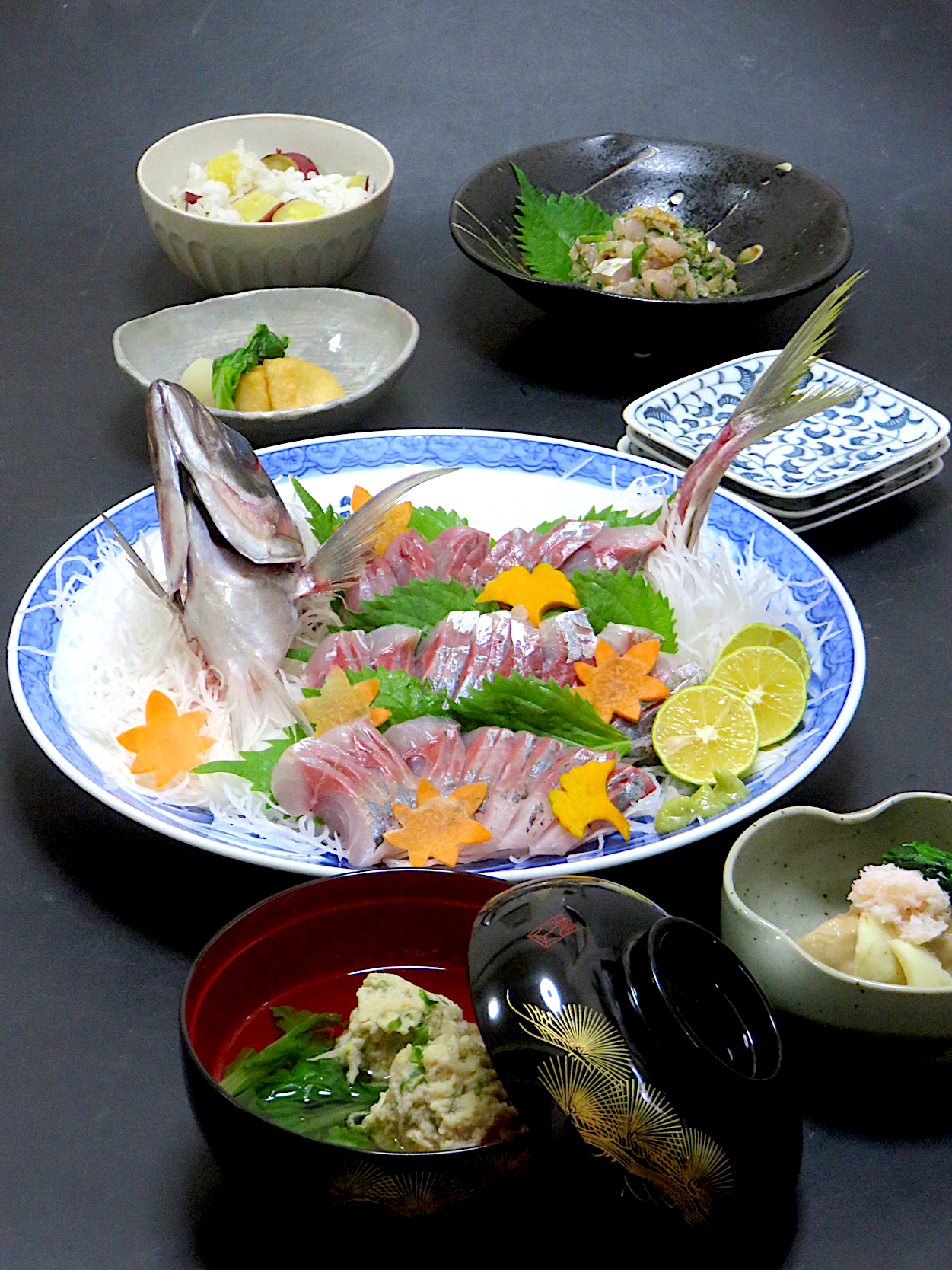 今晩は 平鯵姿造り たたき 飛び魚と鯵のつみれ汁 牛蒡 ネギ 海老芋胡麻味噌煮 百合根 カニ ほうれん草 蕪の信田煮 間引き菜 さつまいもご飯 Akazawa3 Snapdish スナップディッシュ Id Dihzxa