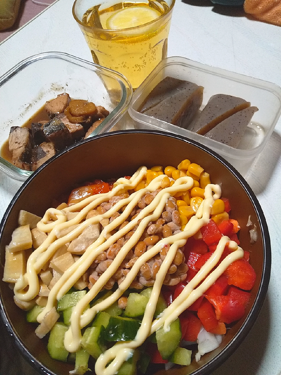 今日の晩御飯ばくだんサラダかつおのたたきの角煮こんにゃく煮ハイボール れあmix Snapdish スナップディッシュ Id Ne4dea