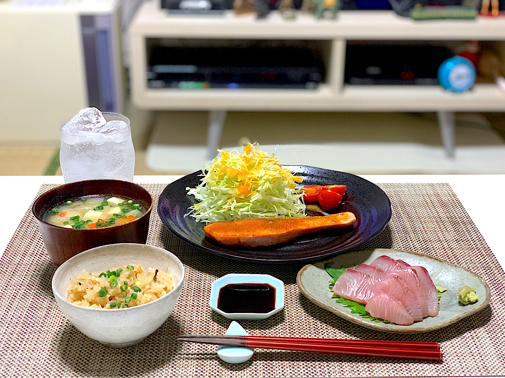 ばんごはん 鮭ソテー お刺身 炊き込みご飯 お味噌汁 Yuki Snapdish スナップディッシュ Id Ukzcua