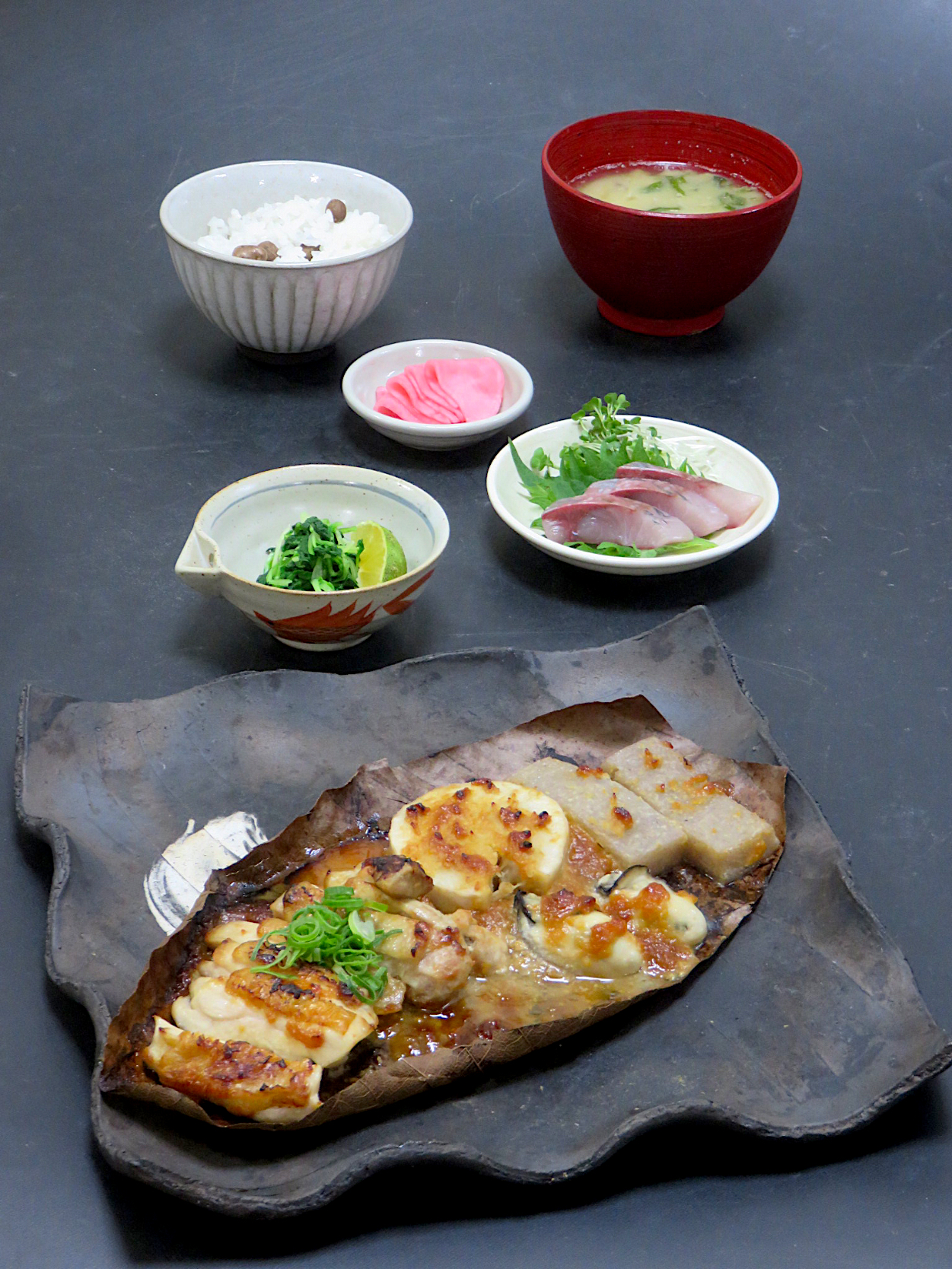 今晩は 朴葉みそ焼き 鶏肉 里芋 牡蠣 手作りこんにゃくつまみ菜 つばす造り 赤かぶ漬け 牡蠣と菊菜の味噌汁 むかごご飯 Akazawa3 Snapdish スナップディッシュ Id J1b4va
