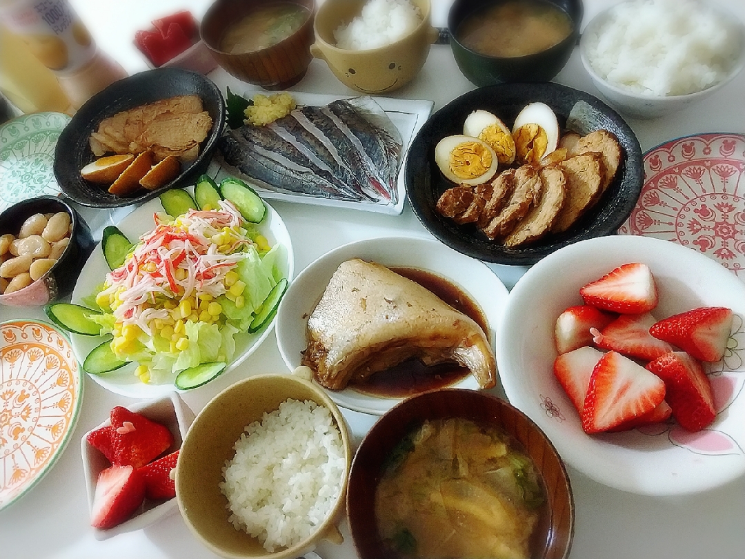 夕食 豚肉チャーシュー 卵 子供達 ぶりかま煮付 パパさん アジ刺身 サラダ レタス きゅうり コーン カニカマ白花豆 お味噌汁 大根 油揚げ 大根の葉いちご プリン Snapdish スナップディッシュ Id Ibdo5a