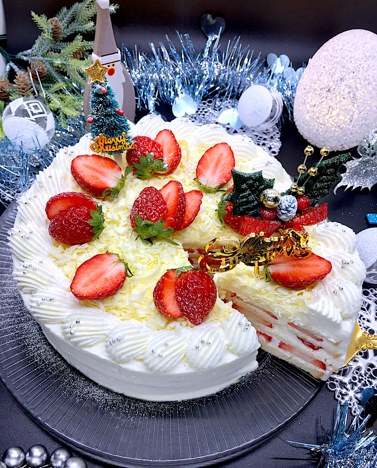 白いケーキでホワイトクリスマス中のスポンジも真っ白にしてみました 切ったバージョンです Sucreroom Snapdish スナップディッシュ Id Pqh4ca