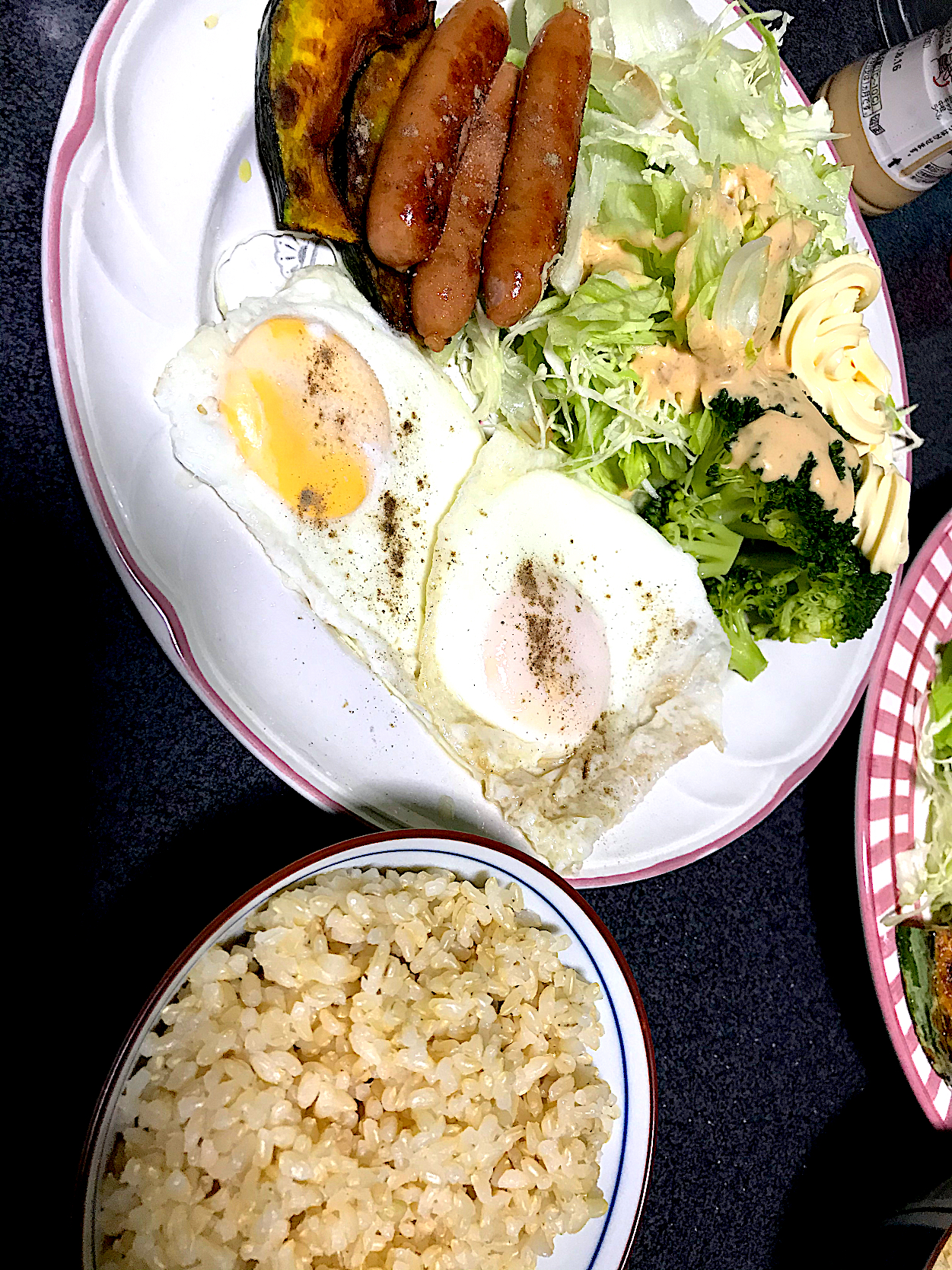 カボチャとウインナー1本はハチミツかけて食べた夕飯 玄米 十割レタスキャベツブロッコリーサラダ 目玉焼き ターンオーバーじゃないやつ焼きカボチャ ウインナー Ms903 Snapdish スナップディッシュ Id T8sgua