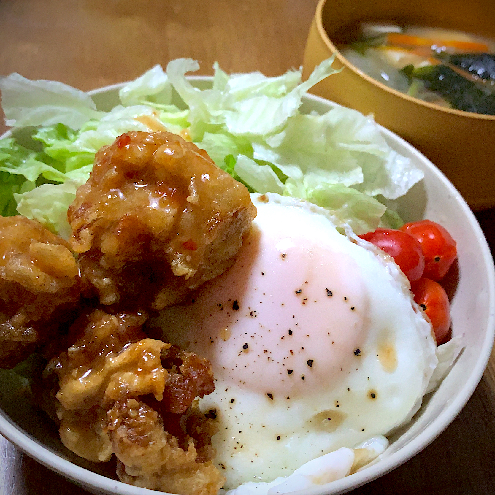 スーパーのお惣菜と残り物消費 スイートチリ鶏唐揚げロコモコ 豆腐とわかめ野菜たっぷり味噌汁 Match Snapdish スナップディッシュ Id 4n8ina