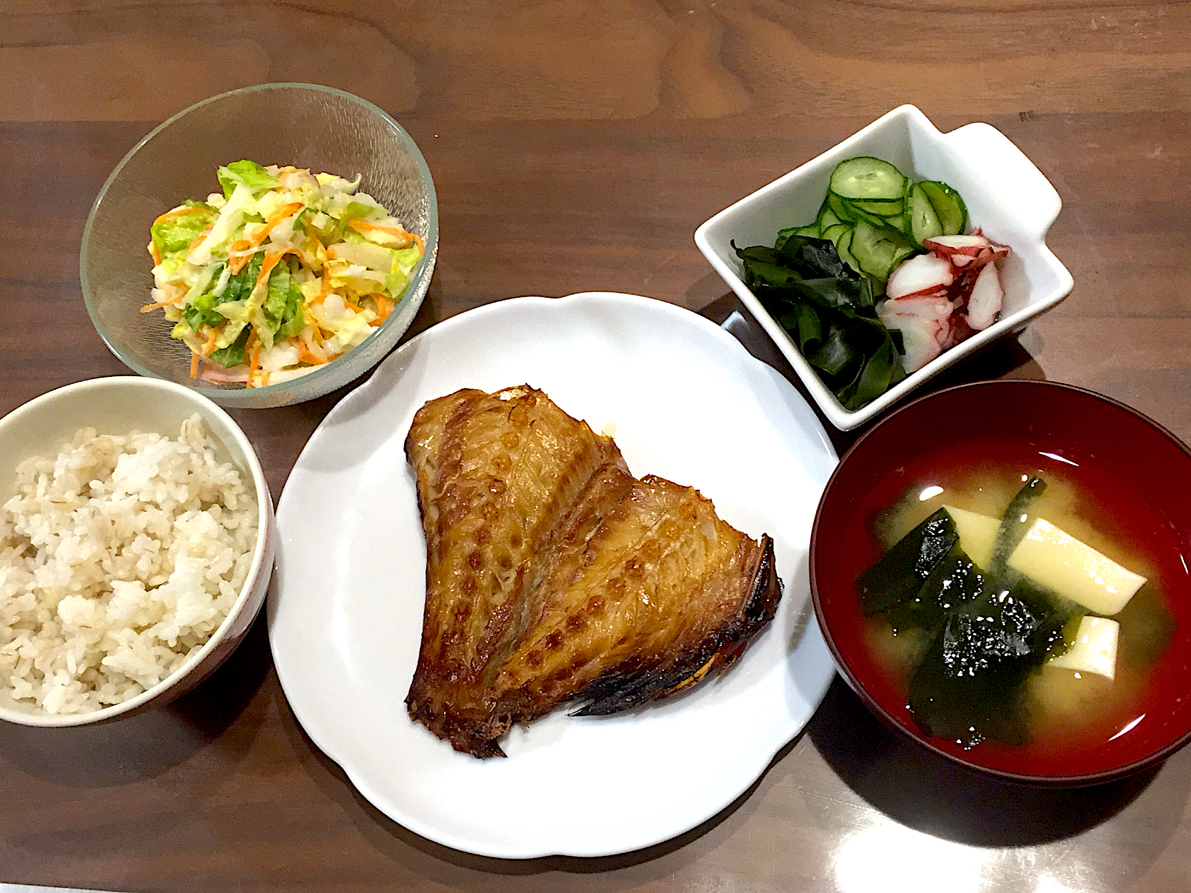 赤魚干物 豆腐とわかめの味噌汁 タコときゅうりの酢の物 白菜のコールスロー風サラダ おさむん17 Snapdish スナップディッシュ Id E8nsoa