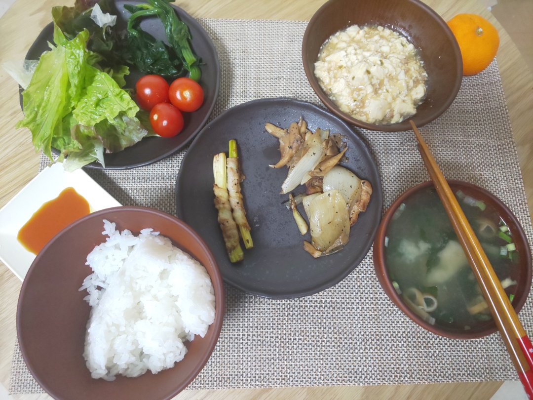 白飯 わかめの味噌汁 麻婆豆腐 豚と玉ねぎと舞茸とエリンギの炒め アスパラガスの肉巻き ほうれん草塩ゆで ちぎりレタスの海藻サラダ プチトマト みかん あぎふぁん Snapdish スナップディッシュ Id 5f0gta